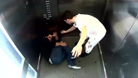 国外恶搞：小伙电梯里假扮丧尸恶搞，哥们直接就急了