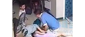 监拍：恶性家庭暴力，当着两个小孩往自己老婆头上使劲踢