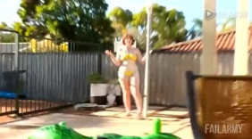 美女比基尼性感热舞 钢管都舞断了