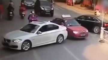 监拍：违规倒车宝马司机怒撞出租车 更下车打人