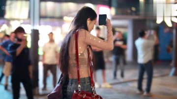 三里屯街拍，妹子透视装来逛街，大城市的女孩真敢穿
