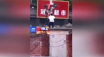 现场：男子抢修电力触电 瞬间全身起火