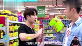 综艺节目现场，萌宝要喝饮料，黄老师这几个字显可爱！