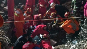 【拍客】奇迹！深圳山体滑坡67小时后 救出幸存者