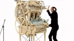 超级技术宅男2000个弹珠和3000个部件制作成的音乐盒