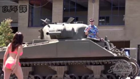 史上最疯狂恶搞拜金女，开坦克炸了美女的豪车