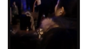 断臂少年街头深情卖艺为生