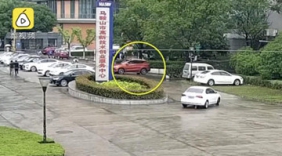 女司机轿车停路边离奇消失 监控拍下诡异一幕