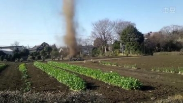 【发现最热视频】自然奇观！实拍一小撮龙卷风的形成移动过程