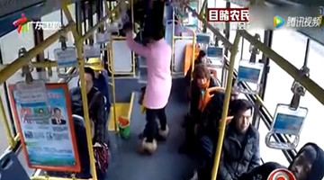 农民工给小孩让座 却被妈妈辱骂：你不配给我让座！