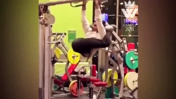 看这些健身牛人的拿手绝活，边做俯卧撑边后退