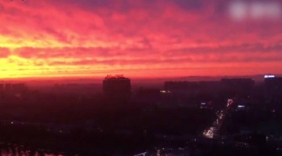 实拍北京雨后红霞满天