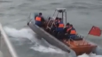 浙江渔船暴力抗法 执法者被捆绑暴打后推