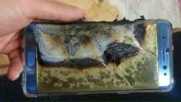 男子边充电边玩手机引爆炸