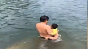 父亲带娃游泳视频，引争议