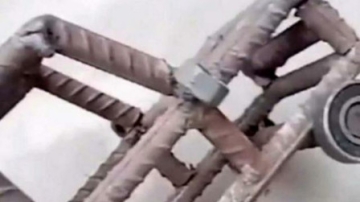 宝爸用钢筋做玩具车，说坏了换新的，萌娃：我坏了它都不坏