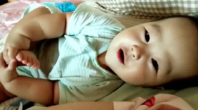 爱吃脚丫的小萌宝，太可爱了，肉肉的把脚放嘴里吃得很香