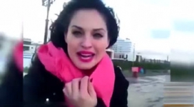 美女海边自拍，被海浪打翻湿身