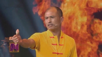 牛人伍卓球表演《一指禅》，绝活太厉害了，何军拍手喝彩