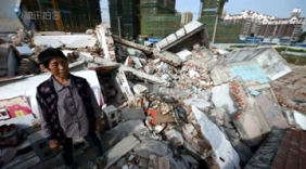 老人守在楼顶2年，下来一趟房子没了