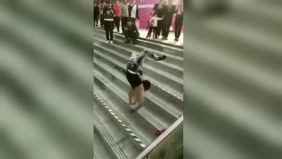 小哥广场上表演绝活，双手爬楼梯比用腿还快，牛人！