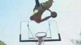 国外小伙火车车顶大玩花式篮球 胆量与球技爆表