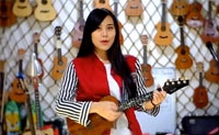 【拍客】萌妹子演绎一个人的乐队<扎西德勒>