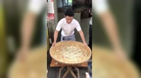 这个帅哥技术可以，还有招数