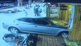 松江：女司机油门当刹车 冲进饭店4人受伤