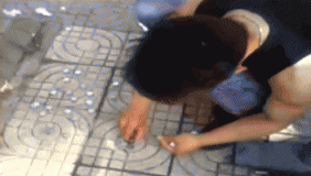 扔500枚硬币作罚款 男子戏弄民警被拘留