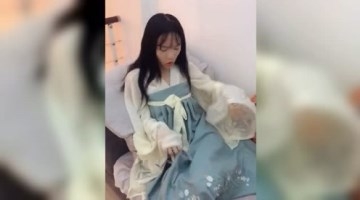 小伙恶搞可爱女友，太搞笑了，笑喷饭了