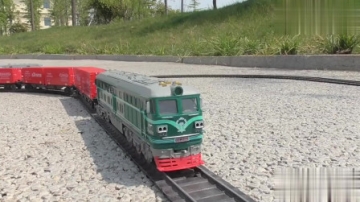 实拍客运列车与货运列车轨道岔口交汇，火车玩具模型视频