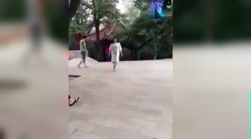 史上最贱铜人恶搞路人 被打死了