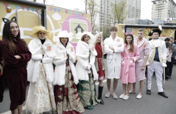 实拍北京望京soho惊现外国美女帅哥秀热舞