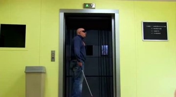 国外恶搞，盲人从电梯掉下，太吓人了