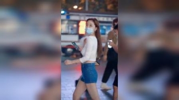 街拍穿搭：三里屯小姐姐果然都是美女，穿搭简约却不简单！