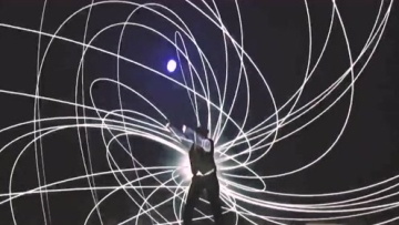 牛人表演溜溜球绝活，下一幕现场观众尖叫连连，网友：真酷！