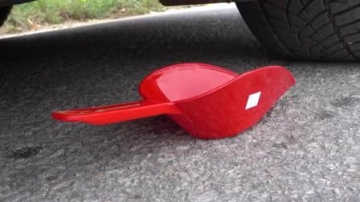 牛人使用小汽车碾压卡通泡沫，太减压了，勿模仿！