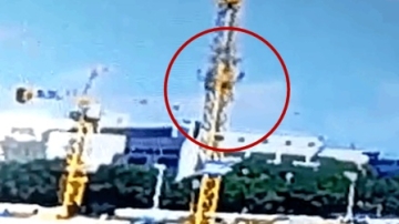 监拍工地塔吊套架突然坠落 两工人不幸身亡