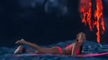 水与火之歌！美女穿比基尼在熔岩随时喷发的火山口玩冲浪