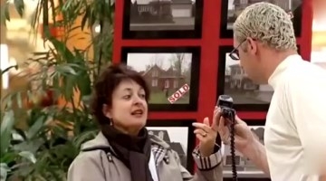 电话居然会喷水？吓坏路人