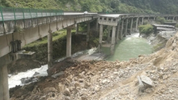 突发现场实拍！雅西高速姚河坝路段山体滑坡砸断高速路