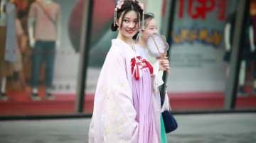 街拍美女：街头偶遇穿越到现代的小姐丫鬟，真可爱