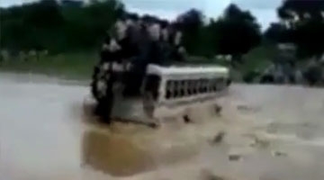 印洪水肆虐 载70人公交车过桥被洪水冲走
