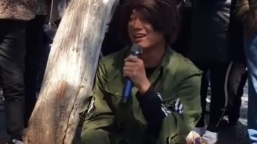 真是高手在民间，流浪歌手做起路边点歌生意，一开嗓就被征服了