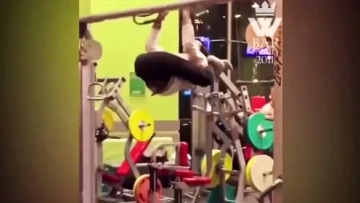 看看这些健身牛人的拿手绝活，边做俯卧撑边后退了