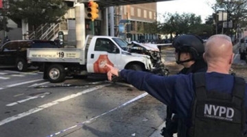 美国纽约卡车撞人恐袭: 疑似嫌犯被捕现场曝光