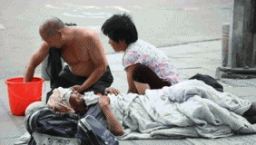 记者全程跟拍街头骗子乞讨者