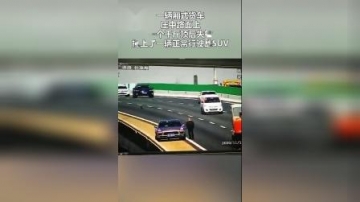 监控实拍！男子千斤顶当三角警示牌，致后车坠落20米深桥底