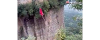 牛人在悬崖铁索上表演杂技